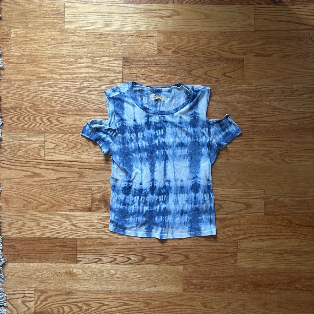 Hollister cut out shoulder top